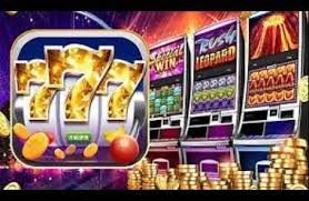 Pemain kasino menikmati berbagai permainan meja seperti poker, blackjack, dan roulette di slot212