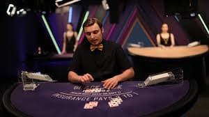 Pengguna menggunakan slot online dengan antarmuka modern dan grafis menarik di slot212